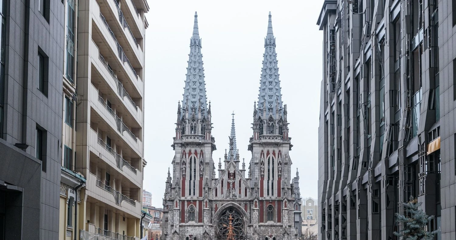 Die Kirche St. Nikolaus an die römisch-katholische Gemeinde für 50 Jahre übergeben – Restaurierung und Messrecht