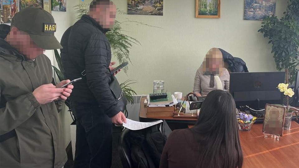 Leiterin der Steuerverwaltung in Sumy wegen Bestechung von 1,5 Mio. Hrywnja verdächtigt — was das für Unternehmen in Frontnähe bedeutet