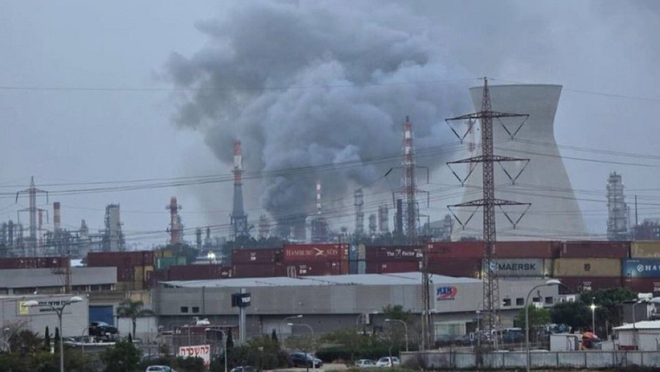 Raketenangriff auf BAZAN in Haifa: minimale Schäden — aber Risiken für die Energieversorgung nehmen zu