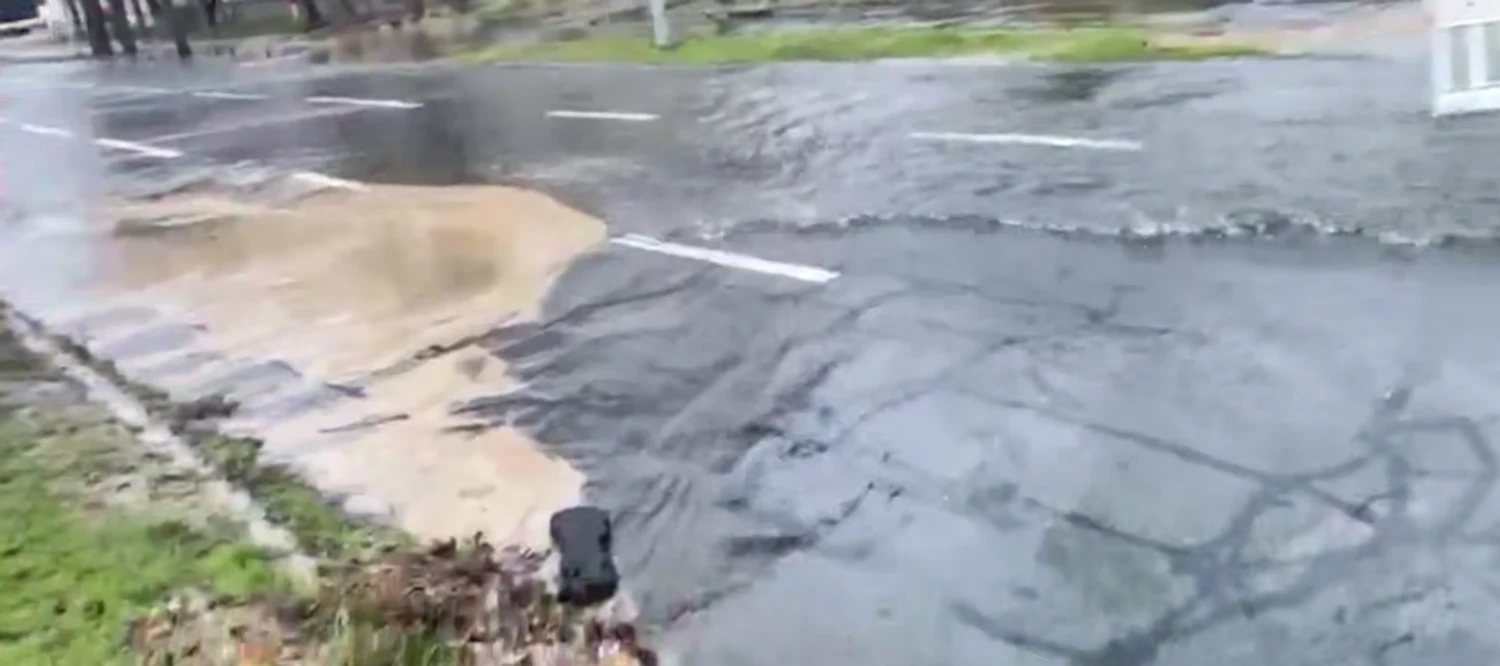 Burst water main on Verkhovna Rada Boulevard: traffic halted, water supply being checked