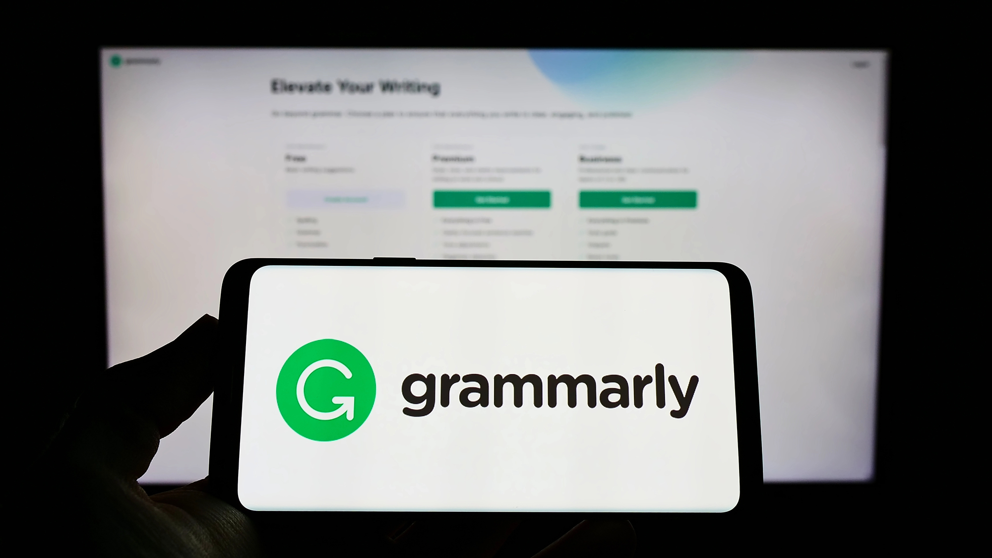 Grammarly startet Expert Review: KI berät im Stil von King und Tyson — was das für die ukrainische Kommunikation bedeutet