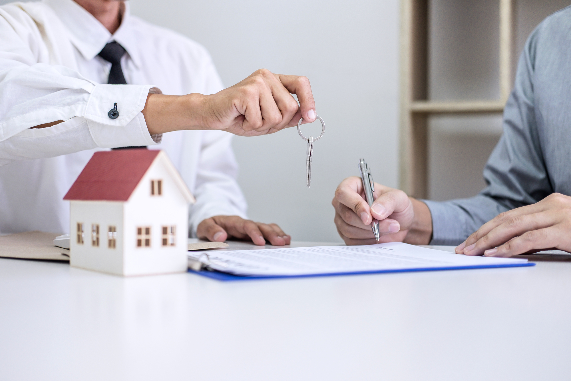 Schenkungen sanken um 40 %: Wie das Gesetz und die Kriegsängste den Immobilienmarkt umgestaltet haben