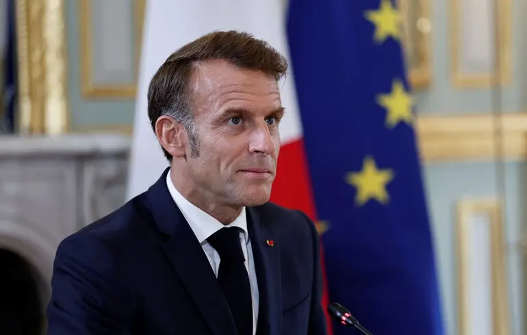 11 französische Intellektuelle fordern von Macron Schutz für entführte Ukrainer