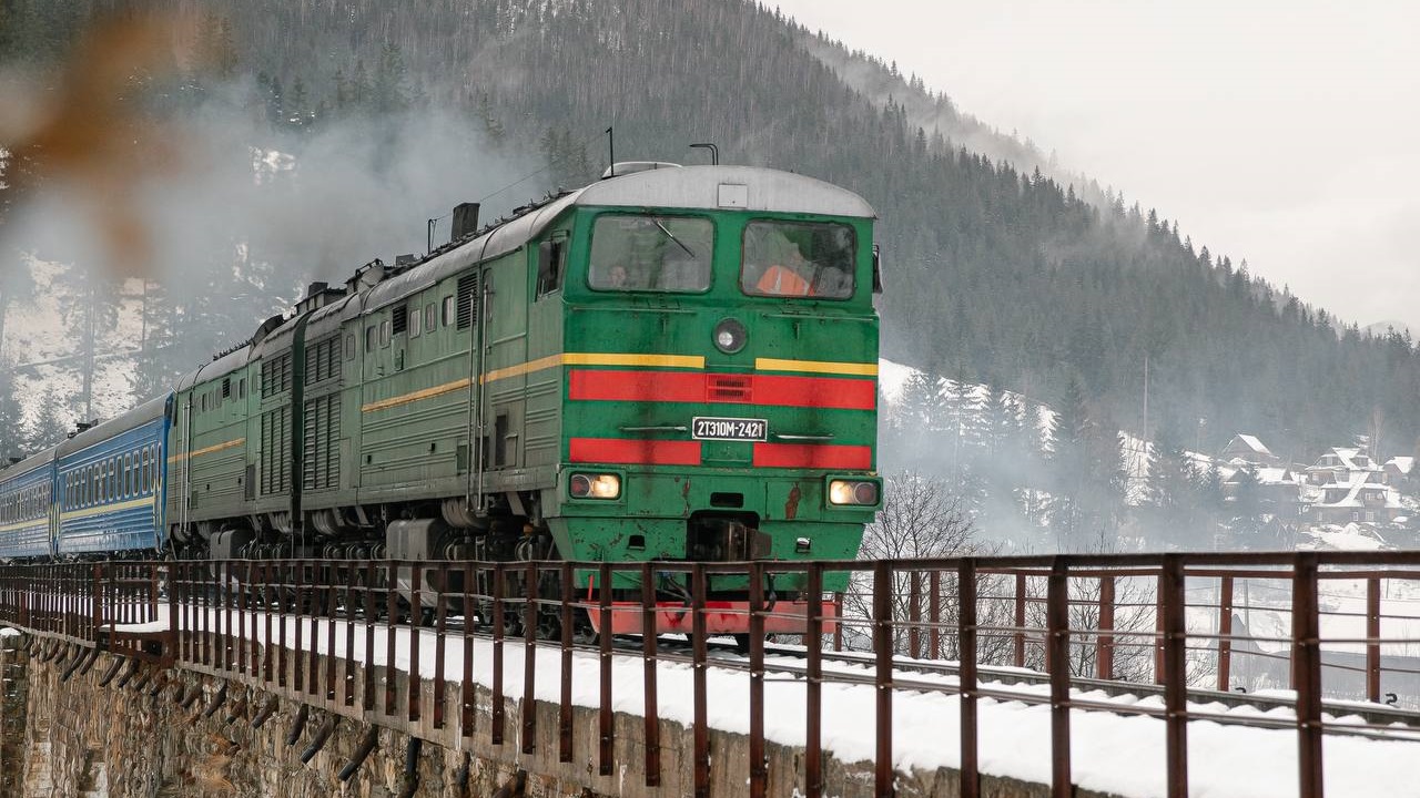 Wi‑Fi on the train to the Carpathians: Ukrzaliznytsia tests Starlink internet and gauges demand