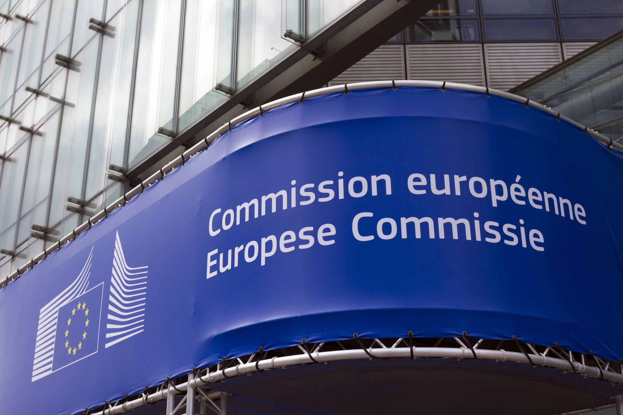 La Commission européenne évite de commenter l'arrestation de convoyeurs de fonds à Budapest — un test diplomatique pour l'UE