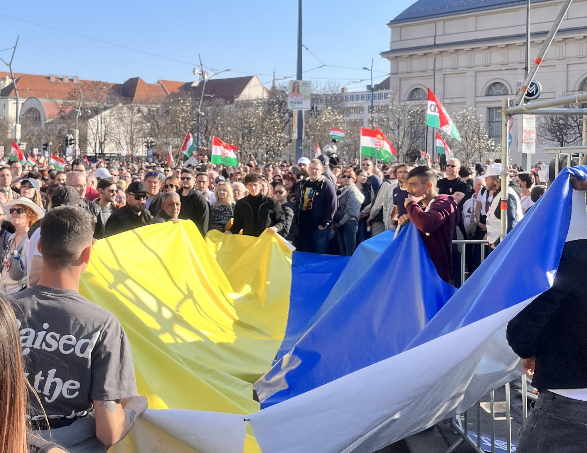Ukrainische Flagge auf dem Oppositionsmarsch in Budapest: Provokation oder Zeichen der Solidarität vor den Wahlen?