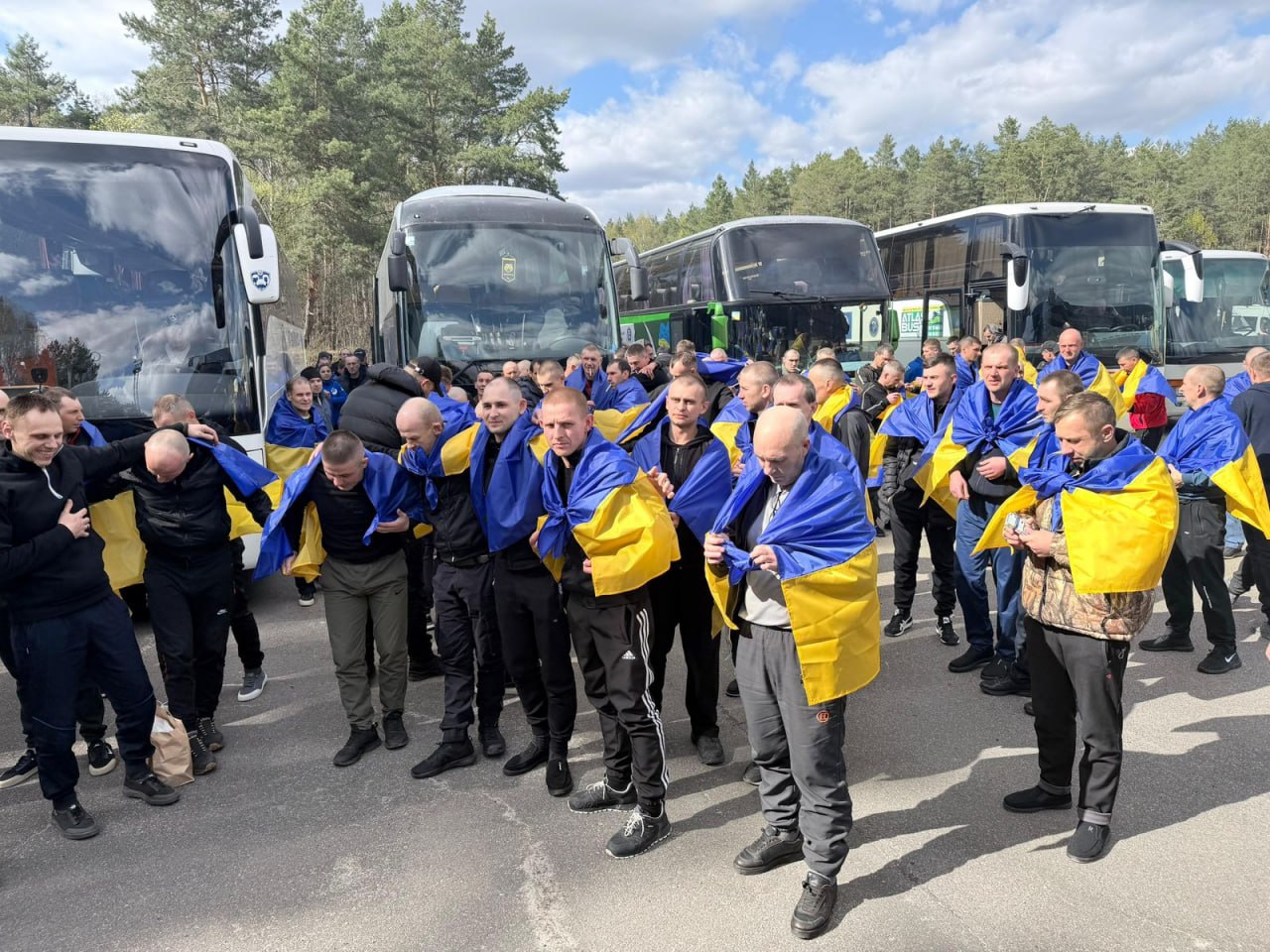 193 militaires ukrainiens libérés de captivité — parmi eux ceux jugés par la Russie pour « terrorisme »