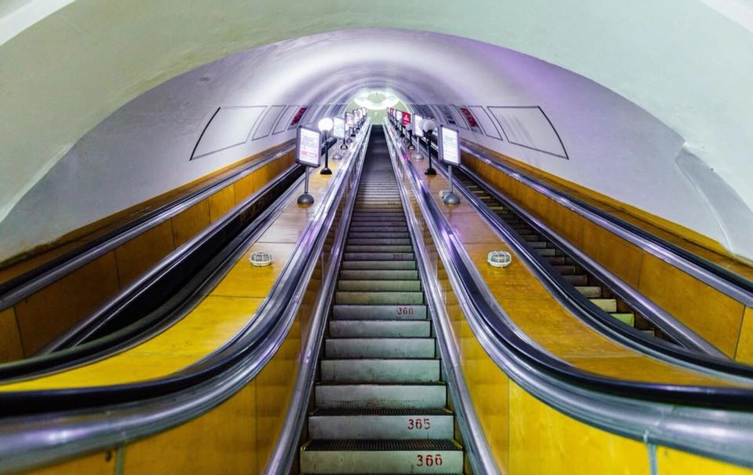 Un pantalon coincé dans un escalator à la station «Vokzalna» : comment l'intervention rapide du métro a évité des blessures