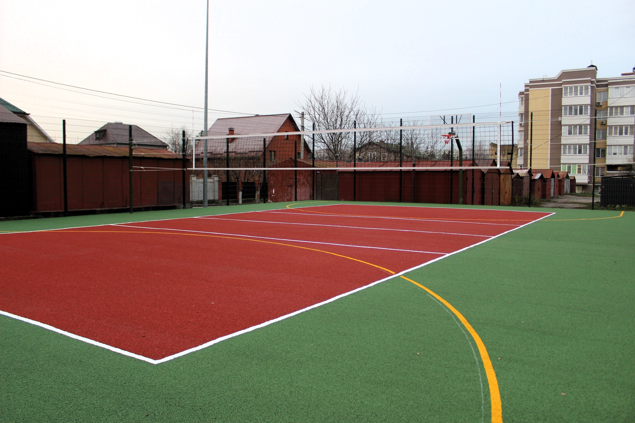 In Sviatopetrivske wurde ein erneuerter Volleyball- und Basketballplatz eröffnet – das meldete der Vorsitzende der Gemeinde Bilohorodska.