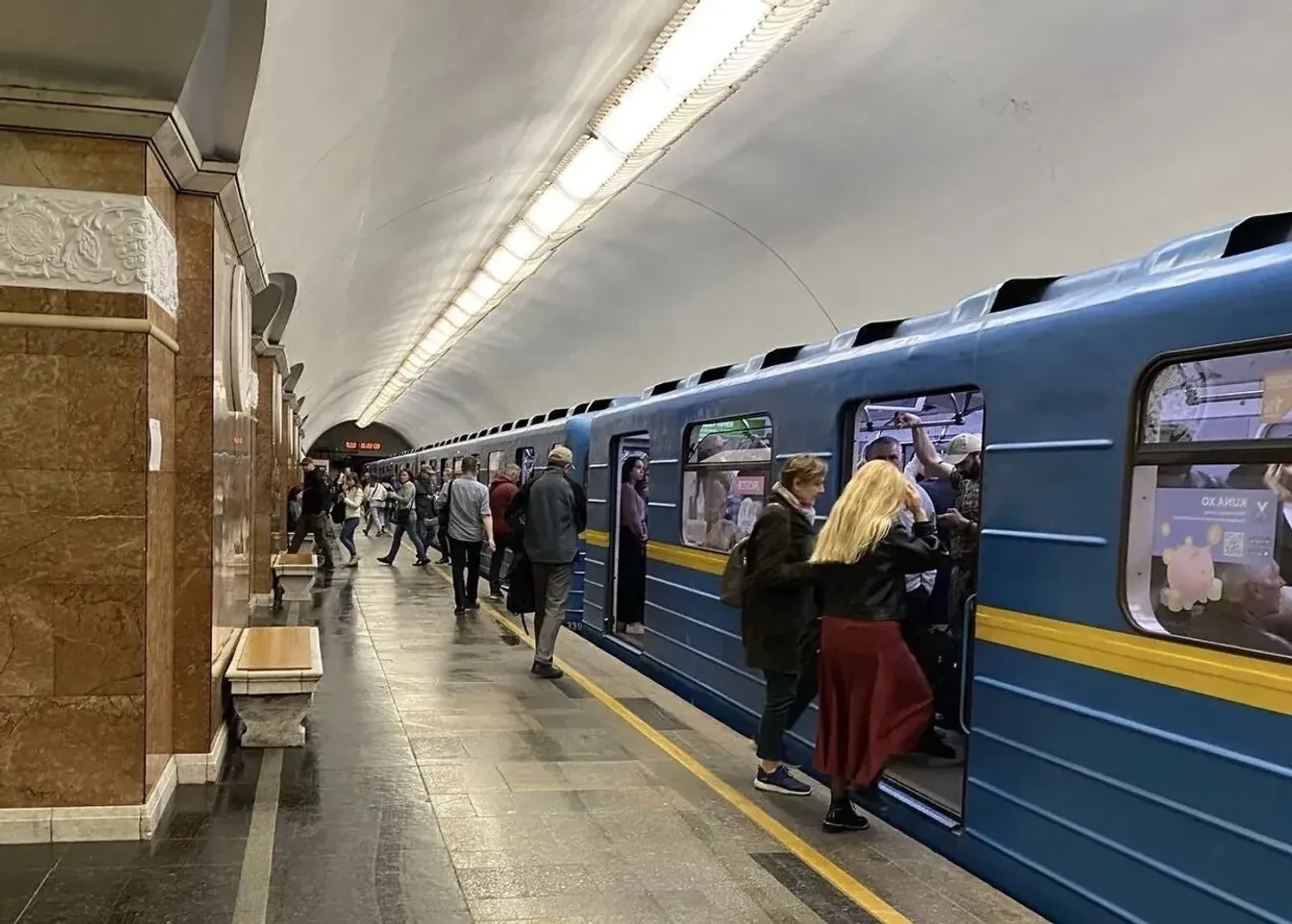 Ein Zug zwischen «Livoberezhna» und «Arsenalna»: Wie die Kiewer Metro bei Stromabschaltungen verkehren wird