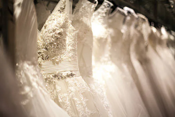 Hochzeit in 20 Tagen, Kleid in Asche des Einkaufszentrums "Quadrat". Was unbekannte Ukrainerinnen taten