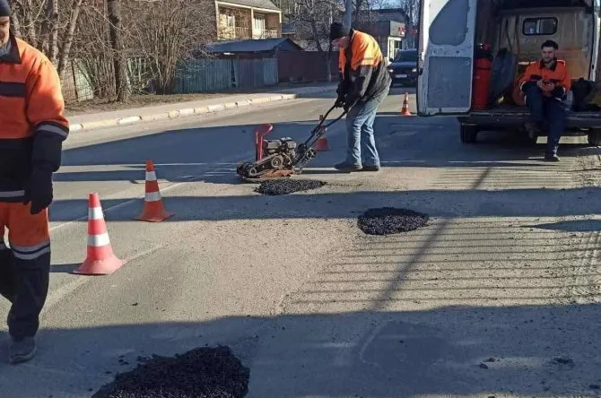 Dringende Schlaglochreparatur in Irpin: Wo Straßenarbeiter im Einsatz sind und warum das wichtig ist