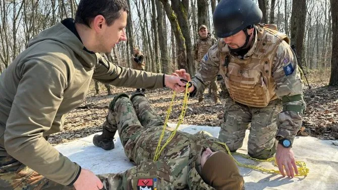 30 secondes qui sauvent des vies : cours gratuits sur la pose du garrot par la Résistance nationale