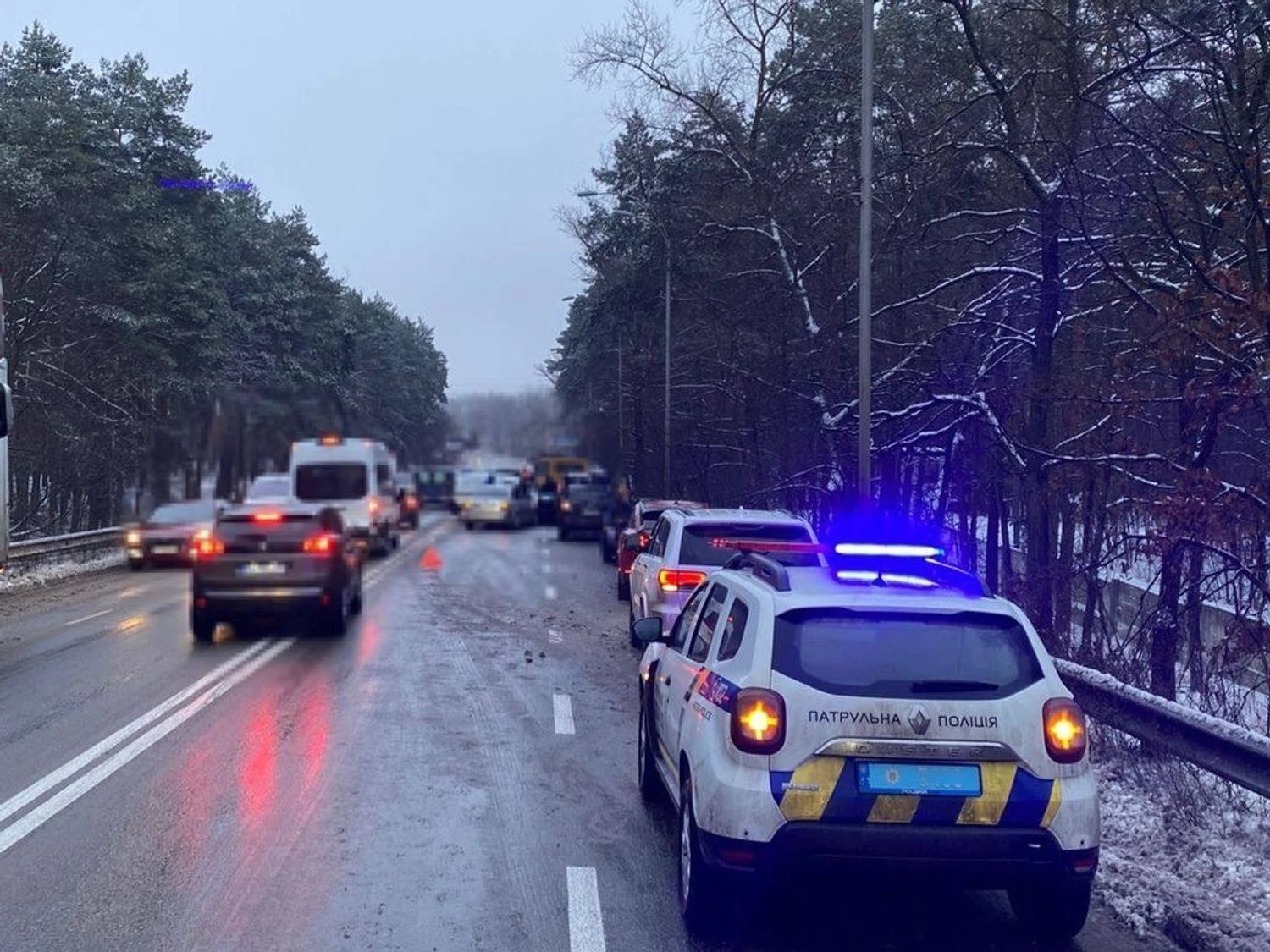 13 cars on Dniprovodska: traffic to Vyshhorod disrupted — patrol opened a detour