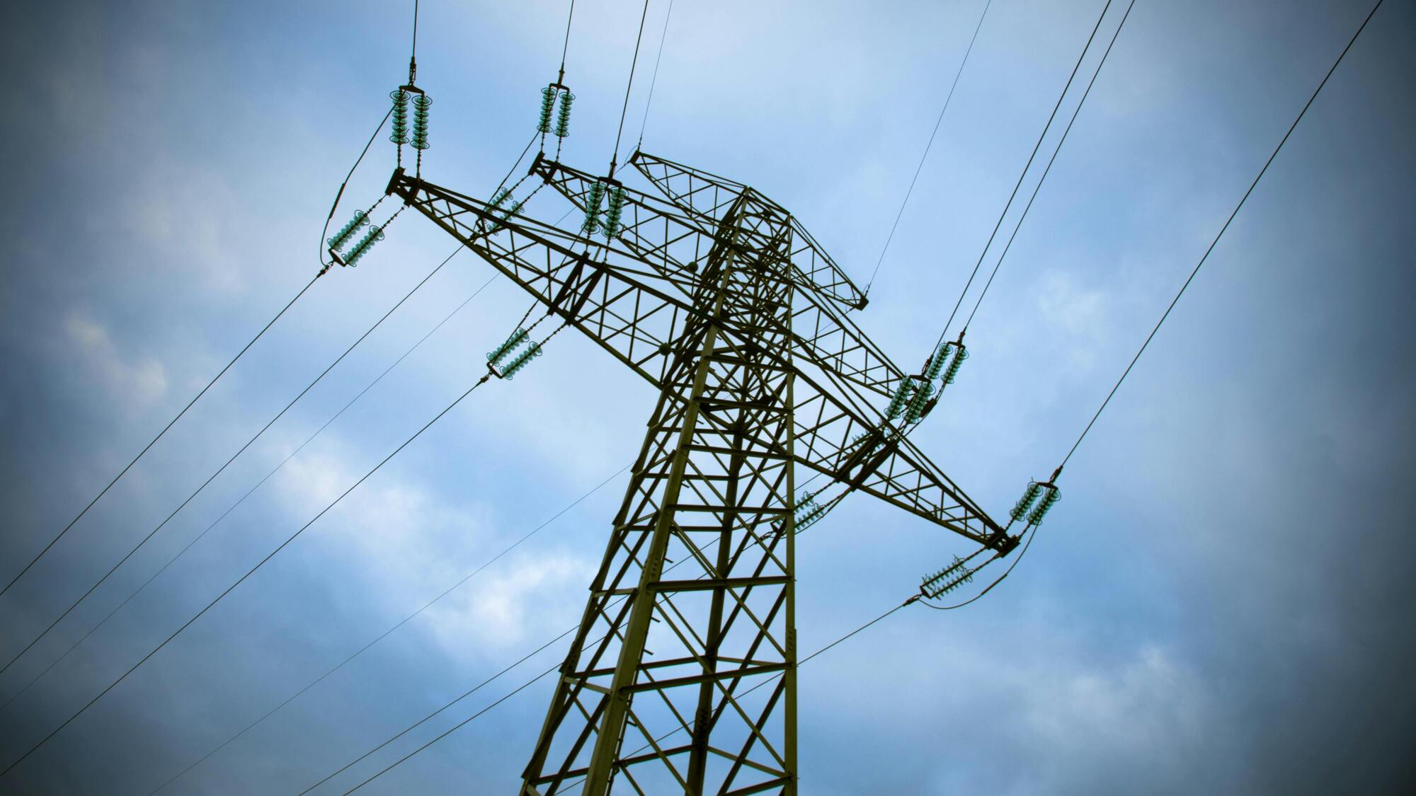 Attaque contre la colonne vertébrale du réseau électrique : frappes sur des lignes 750 kV et 330 kV et leurs répercussions sur la stabilité