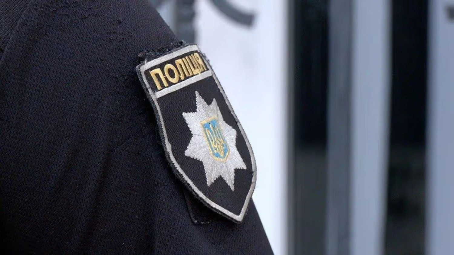 Polizisten retteten in Kiew einen Jungen aus den Trümmern nach einem russischen Angriff