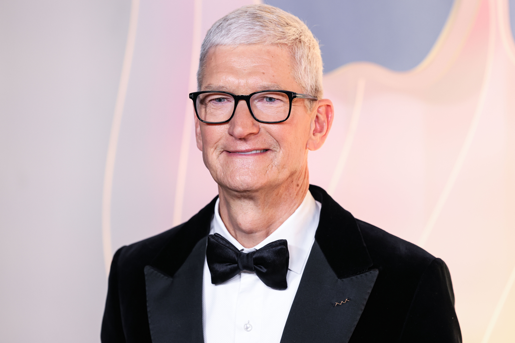 Tim Cook erhielt 74,3 Mio. US-Dollar im Jahr 2025 — was das über Apple aussagt und warum das für die Ukraine wichtig ist