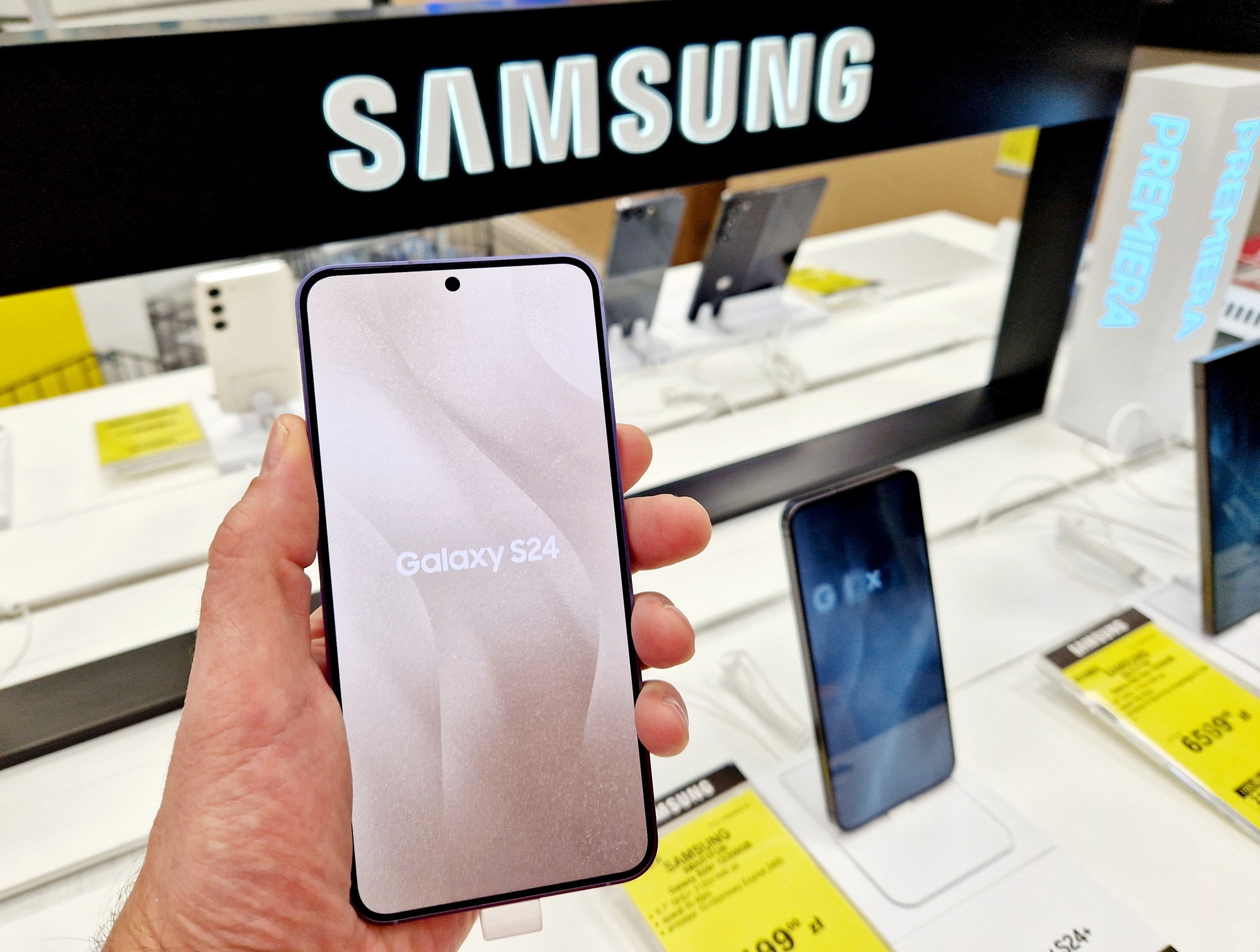 Galaxy S24 exploded during regular scrolling — Samsung wants to take the phone back, but remains silent for now