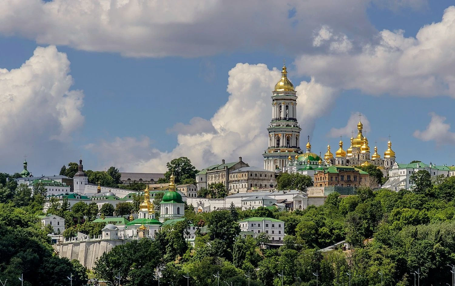 Beschädigung des Kiewer Höhlenklosters — erster Fall seit dem Zweiten Weltkrieg. Was bedeutet das für die Ukraine und das Welterbe?
