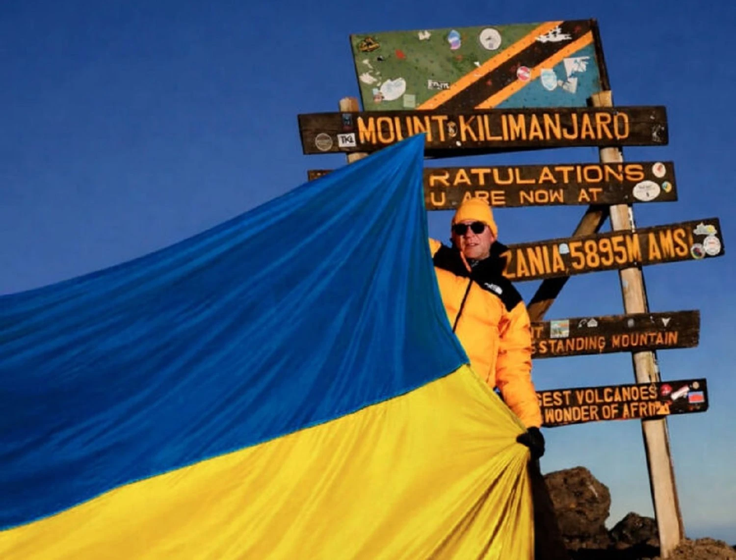 Au sommet du Kilimandjaro : Roman Maslov a déployé le plus grand drapeau ukrainien à 5 895 m