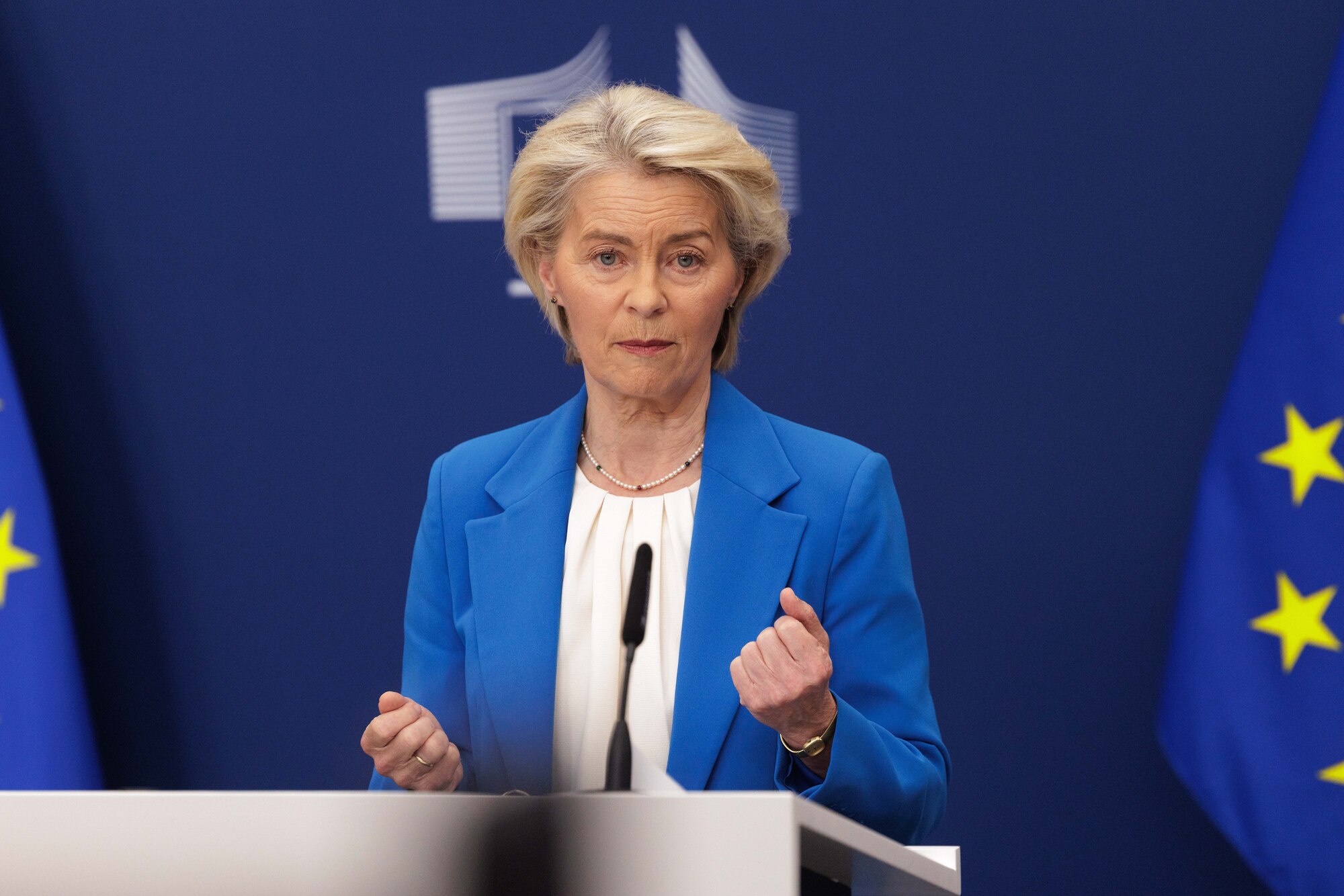 Vilnius evacuates parliament and president — von der Leyen now heading to the Baltics