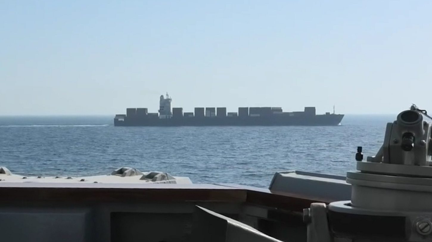 USS Spruance durchbrach Maschinenraum von Touska — erste Schiffskajüte bei der Blockade