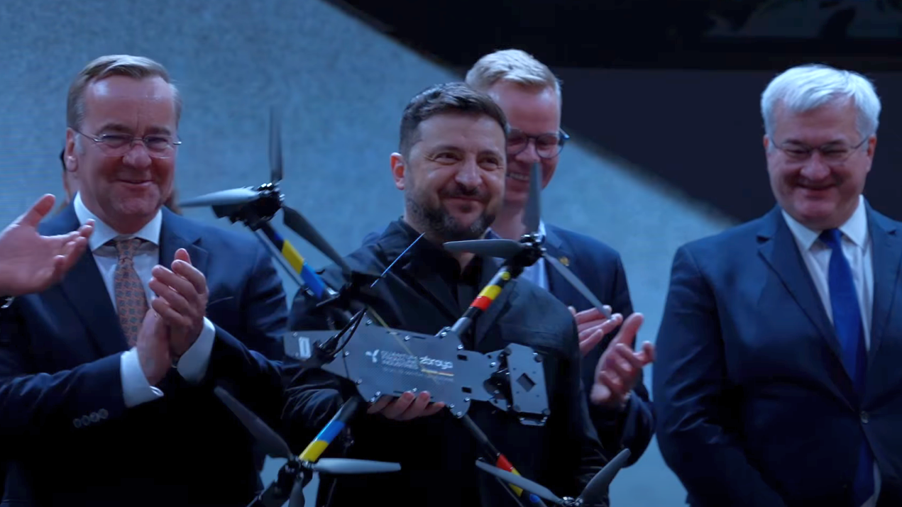 Deutsch-ukrainisches Joint Venture nimmt die Serienproduktion von Drohnen auf — Selenskyj nahm die erste Drohne entgegen, 10.000 Systeme für dieses Jahr geplant