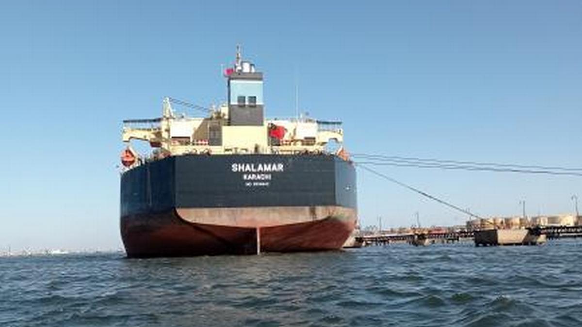 Der erste Tanker mit VAE-Öl passiert die Straße von Hormuz nach der Blockade – doch das ist eher eine Ausnahme als ein Signal