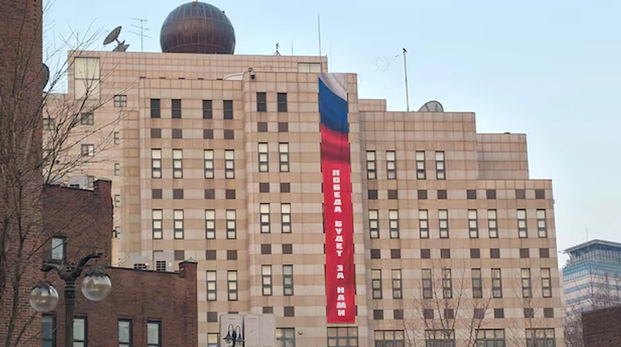Seoul fordert Abhängen des Banners „Der Sieg wird unser sein“ — diplomatischer Zwischenfall vor dem Hintergrund verschärfter Sicherheitslage