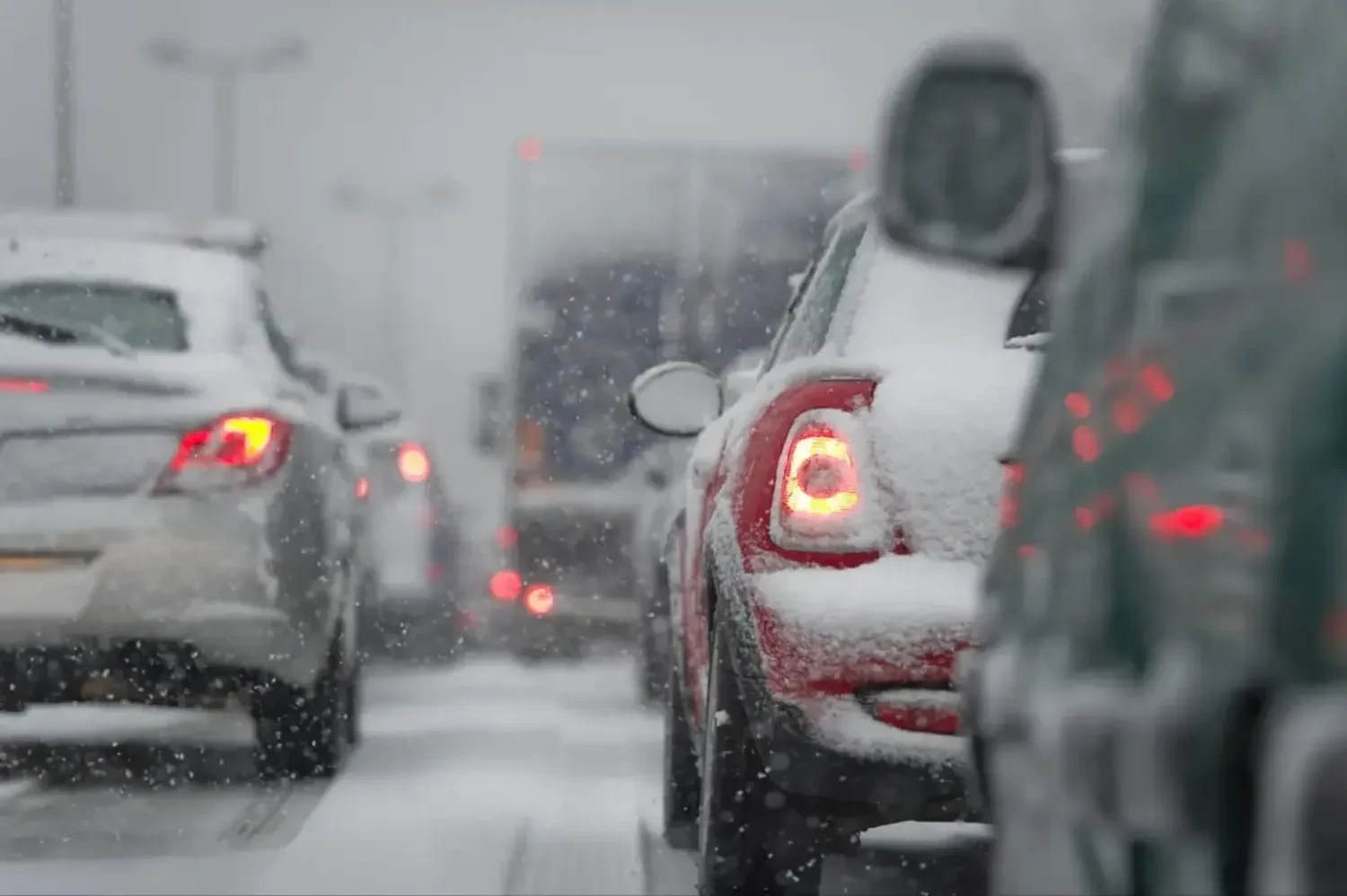 Kyiv battles black ice: over 360 vehicles and around 3,000 municipal workers on road duty