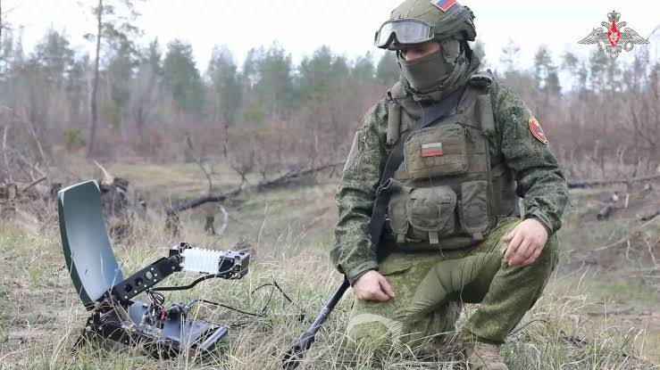 Antenne de 30 cm au lieu de 90 : la Russie transporte massivement un nouveau terminal satellitaire au front après la perte de Starlink