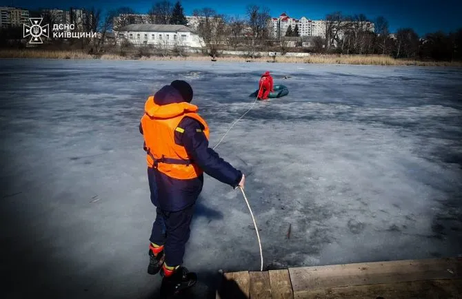 Dans la région de Kyiv, des sauveteurs ont secouru un chien piégé par la glace — rappel du danger des glaces fragiles