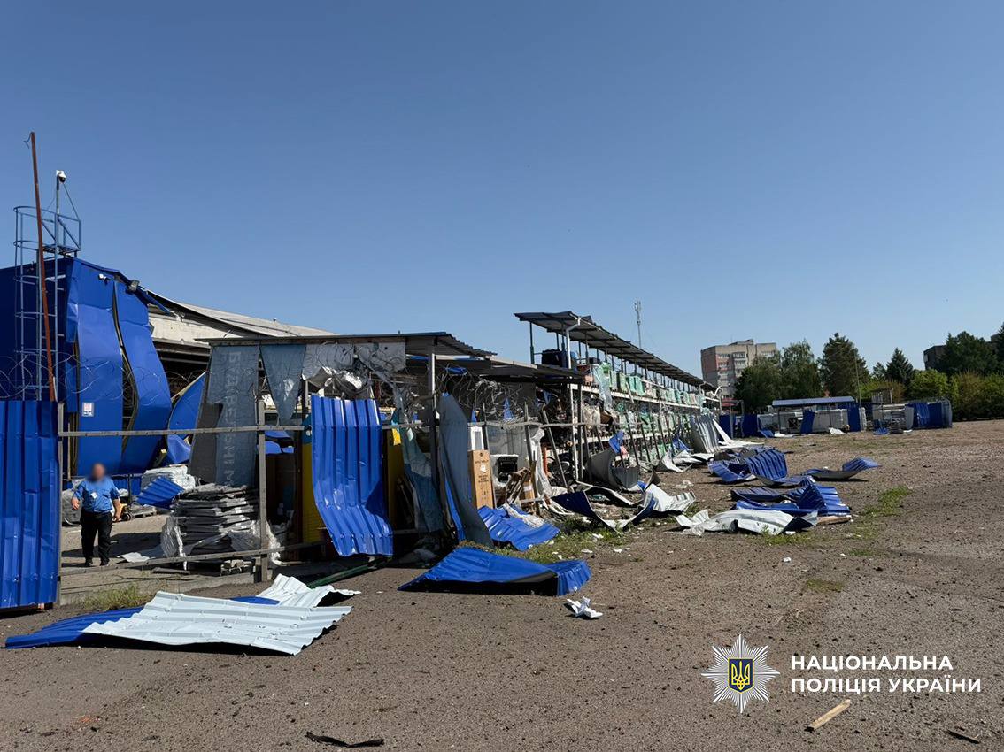 Ballistik im Zentrum von Pryluka: zwei Tote, 17 Verletzte — Rakete traf neben «Epitsentr» und Fabrik