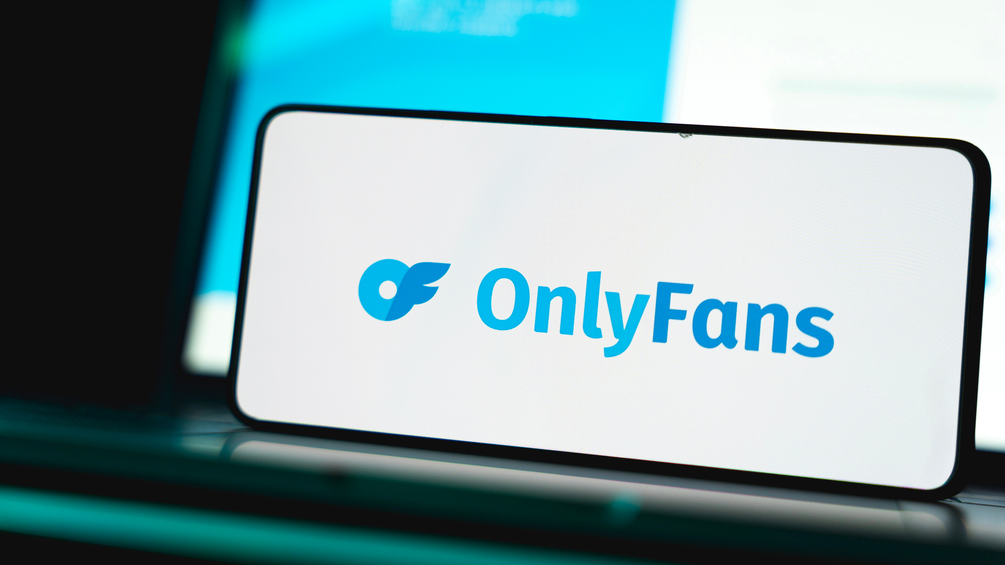 Nach dem Tod des Gründers sucht OnlyFans einen Käufer für 60% der Anteile. Die Plattform wird mit 5,5 Milliarden Dollar bewertet – halb so viel wie erhofft