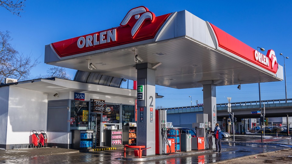 La Pologne a gelé les prix de l'essence : quel est le prix du litre et ce que risquent les stations-service