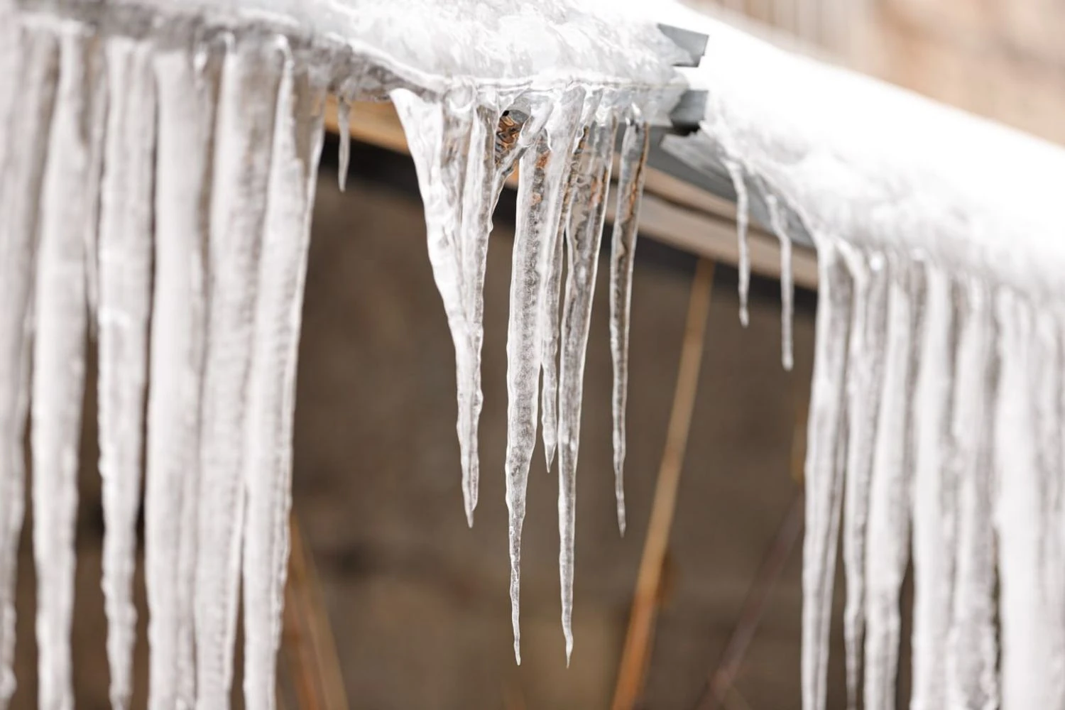 Thaw in Kyiv increases risk of falling icicles — how to protect your family and car