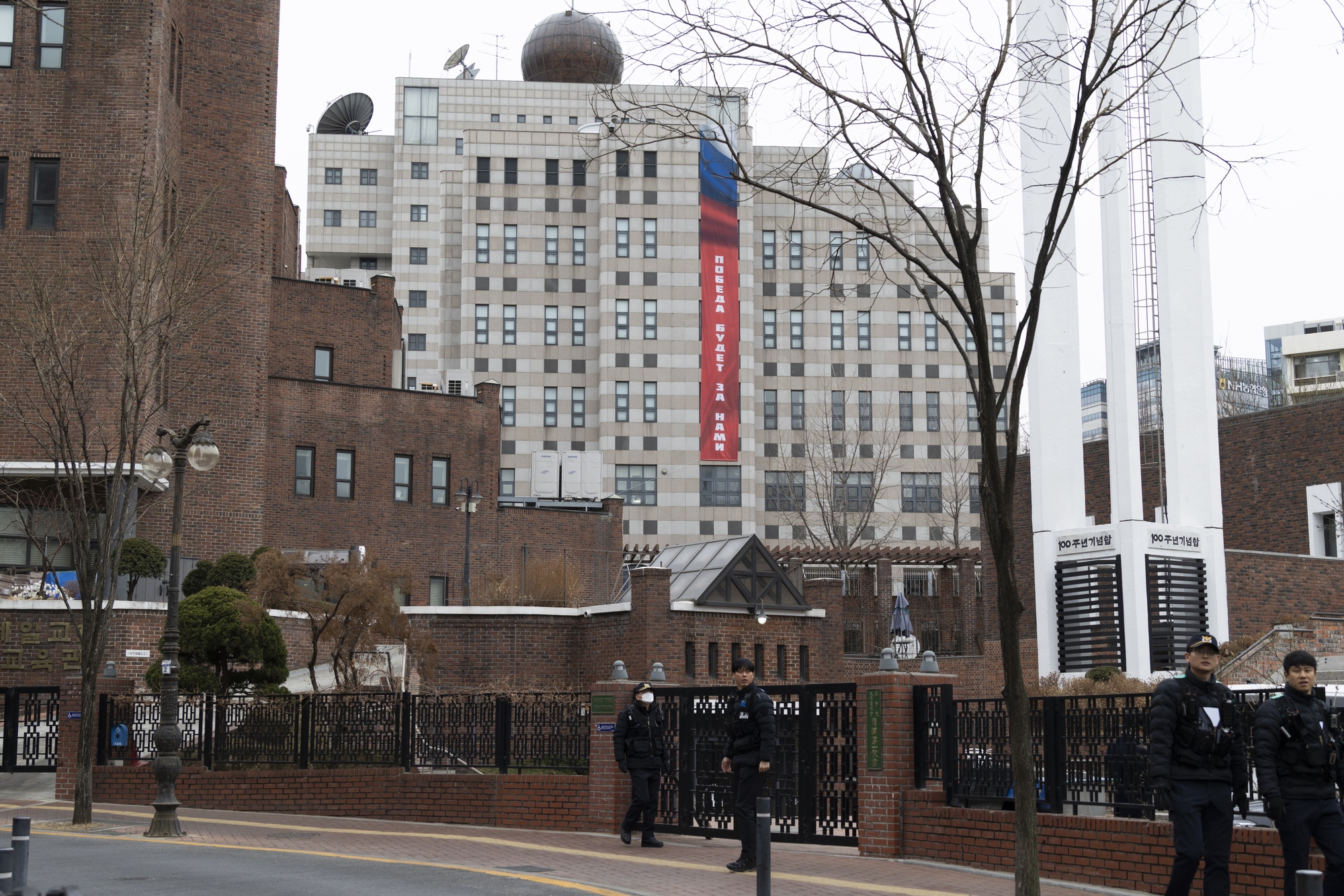 Russlands Botschaft in Seoul entfernte das Banner „Der Sieg wird unser sein“: öffentlicher Druck und diplomatisches Signal