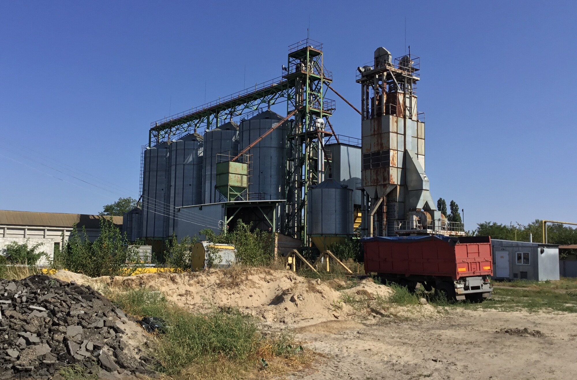 Un député a privatisé un bâtiment inachevé à Sosnova pour 6,9 millions de hryvnias — quelles conséquences pour l'infrastructure agricole ?