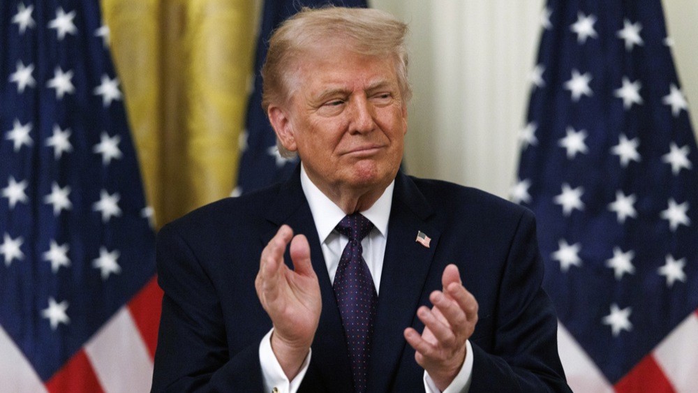 Trump en réunion avec Vance et Hassett envisage des frappes contre l'Iran — pendant que le Pakistan et le Qatar assaillent Téhéran