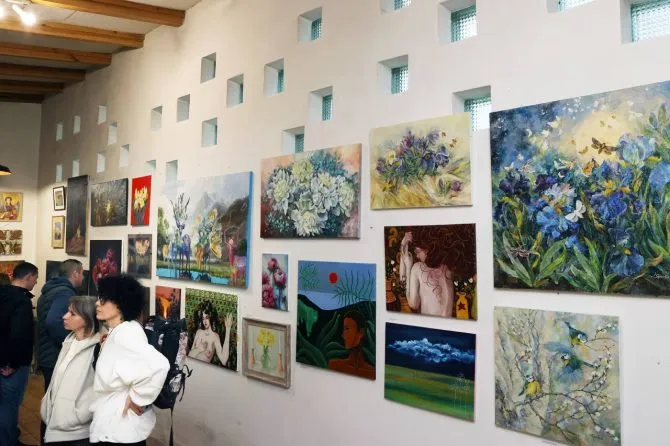 40 artistes, un don aux Forces armées ukrainiennes : Irpin ouvre une exposition peinte après l'occupation