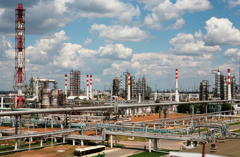 La raffinerie de Volgograd s'est arrêtée après une frappe — l'unité AVT‑1 touchée, l'approvisionnement en carburant de la Russie menacé