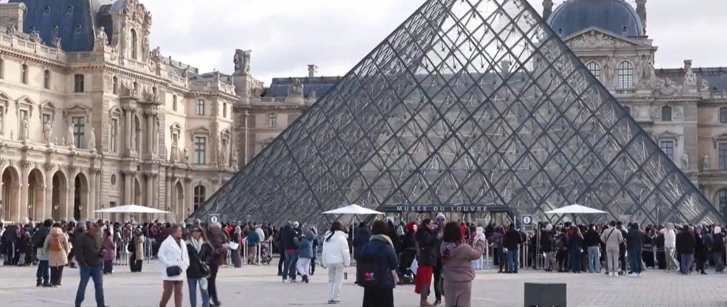 The Louvre did not open on December 15 due to a staff strike following a robbery