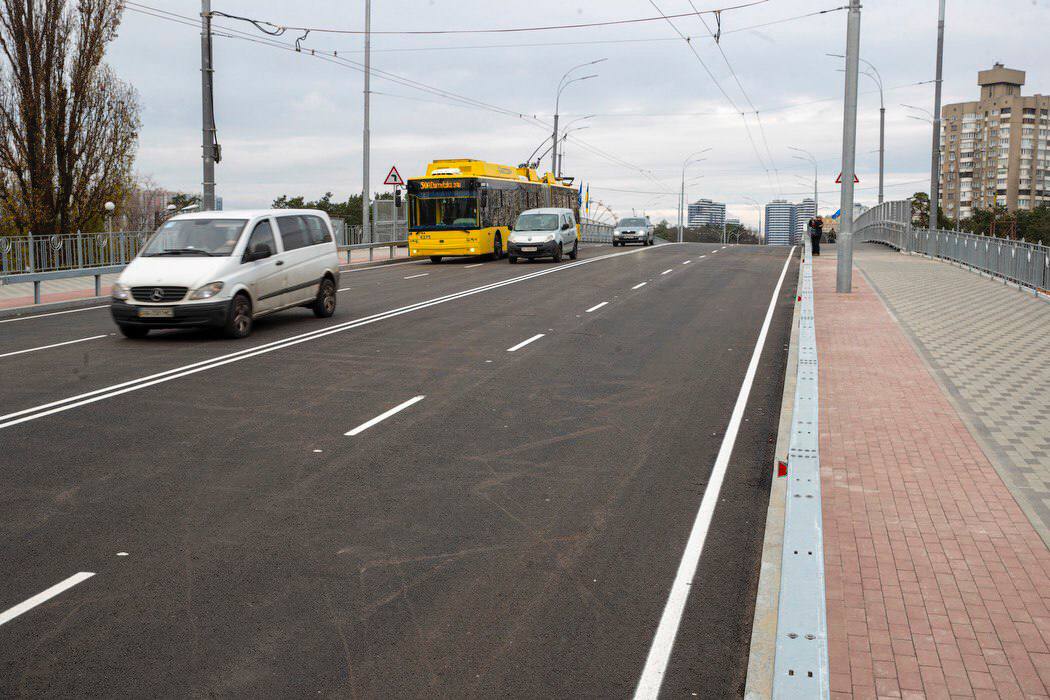 Après une frappe et une coupure d'électricité : à Kyiv, la circulation des transports électriques sur la rive gauche a été modifiée — où se rendre