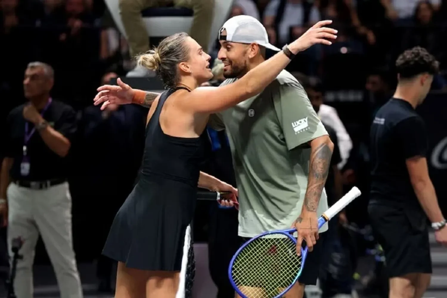 Kyrgios besiegte Aryna Sabalenka in Dubai — ein Showmatch mit neuen Regeln, das die Anpassungsfähigkeit der Spieler auf die Probe stellte