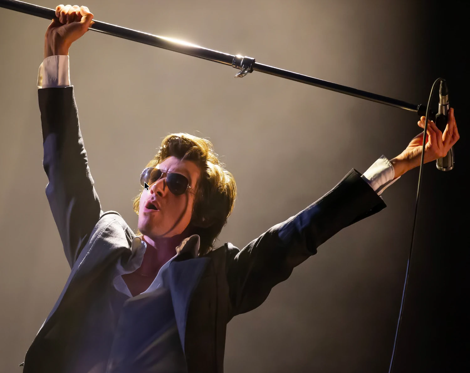Arctic Monkeys kehren mit „Opening Night“ zurück: Veröffentlichung HELP(2) sammelt Mittel für kriegsbetroffene Kinder