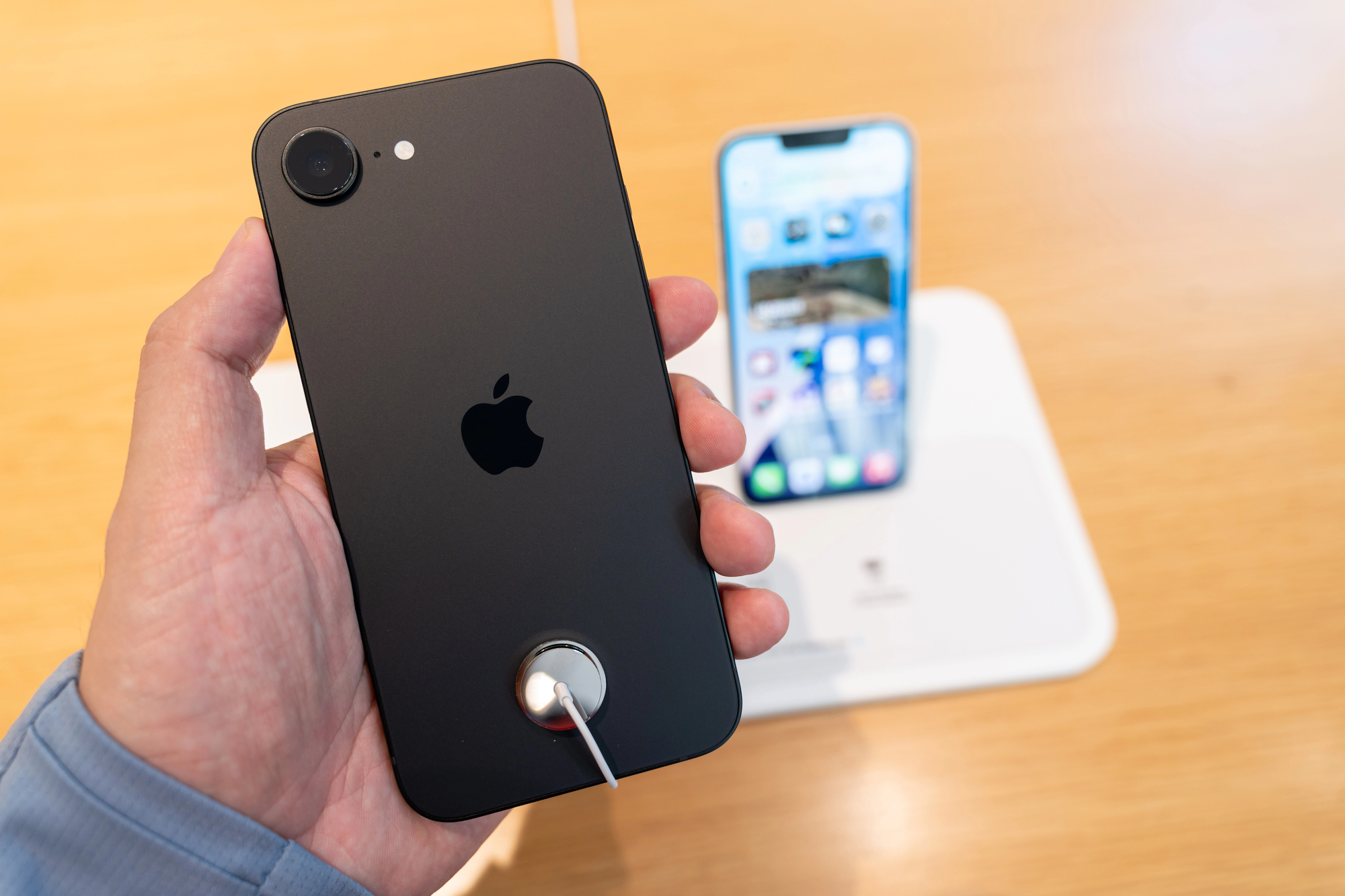 iPhone 17e With MagSafe and 25W: What to Expect and What It Will Mean for Ukrainians
