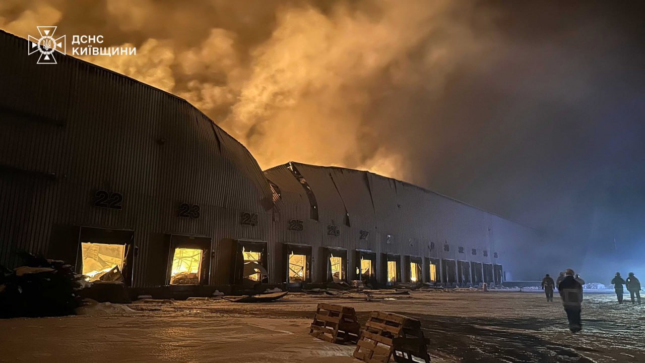 Incendie dans un entrepôt Roshen près de Yahotyn après une attaque nocturne de la Russie — risques pour la logistique et l'énergie de la région de Kyiv