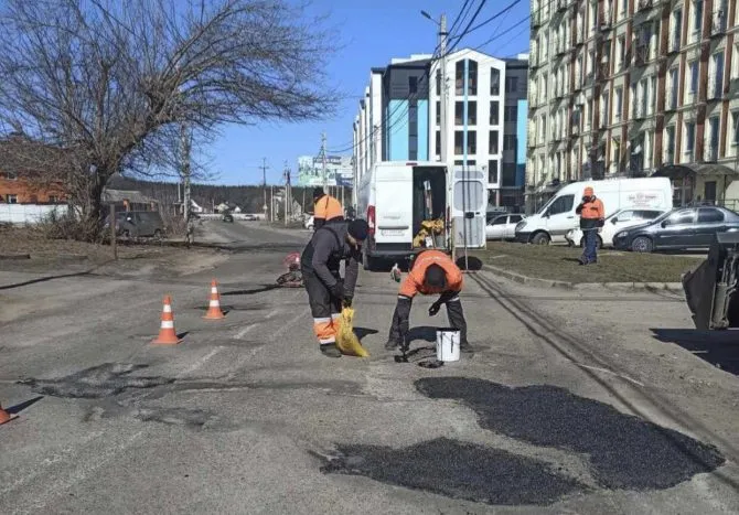 Irpin repairs roads after a severe winter: where potholes have already been filled and what's next