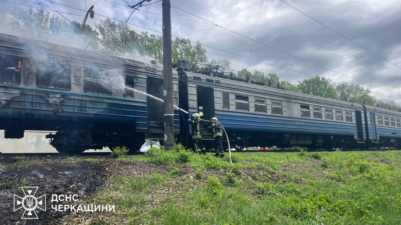 Un train électrique Tcherkassy-Znamyanka en feu : 180 mètres carrés d'incendie en mouvement