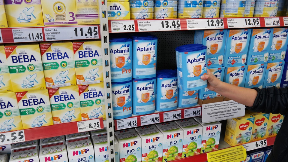Rückruf von Säuglingsnahrung: Wie Nestlé, Danone und Lactalis mehr als eine Milliarde US-Dollar riskieren — was ukrainische Eltern wissen sollten